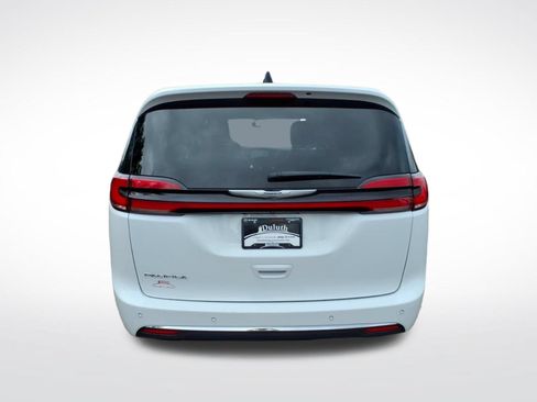 Used 2023 Chrysler Pacifica Touring-L FWD image 4