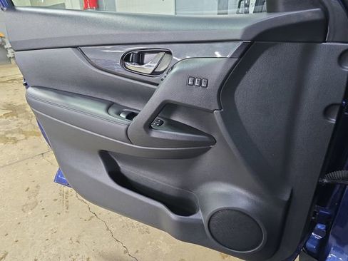 Used 2018 Nissan Rogue SV w/ Premium Package image 27