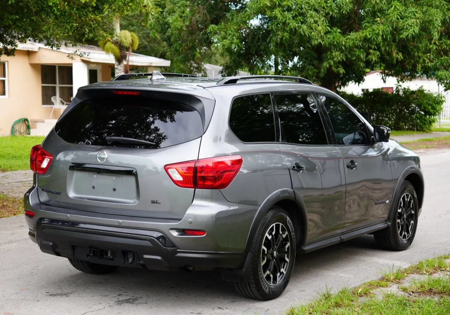 Used 2020 Nissan Pathfinder SL FWD image 6