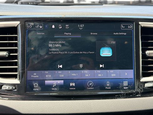 Used 2024 Chrysler Pacifica Touring-L image 27