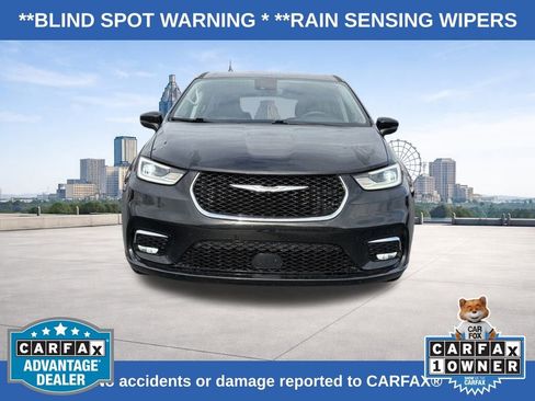 Used 2023 Chrysler Pacifica Touring-L image 8