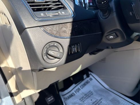 Used 2012 Chrysler Town & Country Touring-L w/ Driver Convenience Group image 39