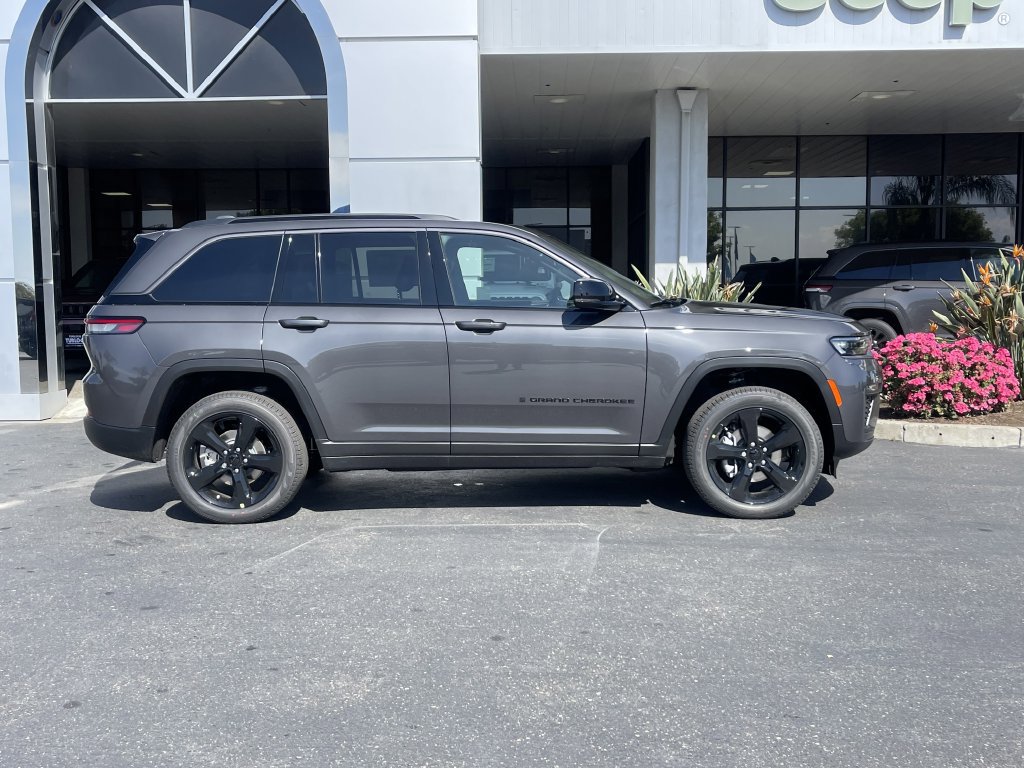 New 2026 Jeep Grand Cherokee Limited w/ Limited Altitude Package AWD/4WD image 6