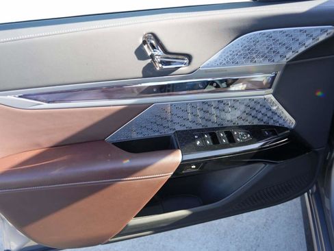 Used 2025 BMW 750e xDrive image 16