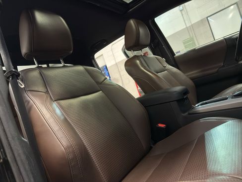 Used 2016 Toyota Tacoma Limited image 22