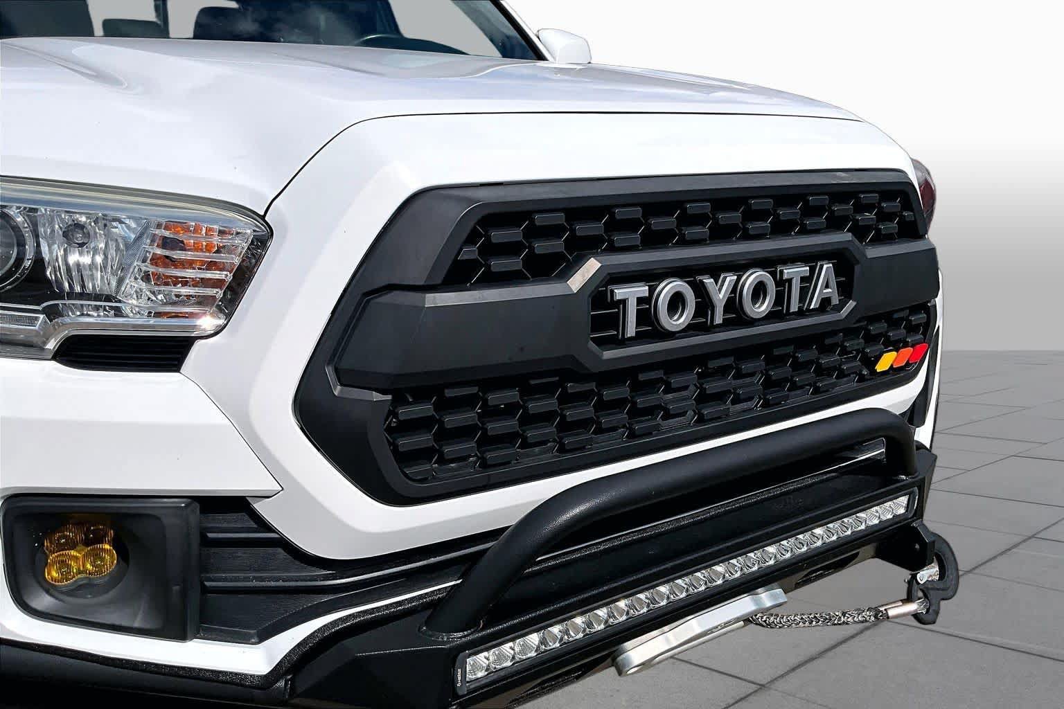 Used 2017 Toyota Tacoma TRD Off-Road w/ Tow Package (A/T) AWD/4WD image 30