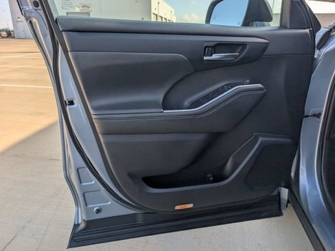 Used 2020 Toyota Highlander XLE FWD image 23