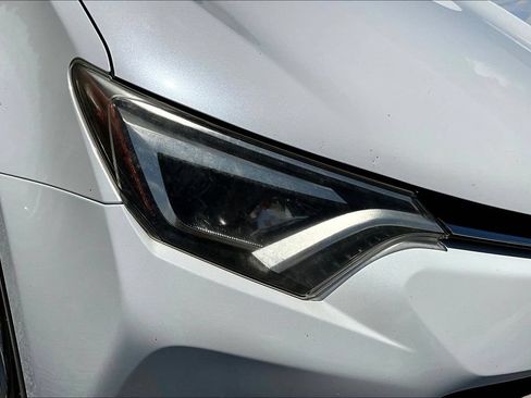 Used 2018 Toyota RAV4 Limited FWD image 34