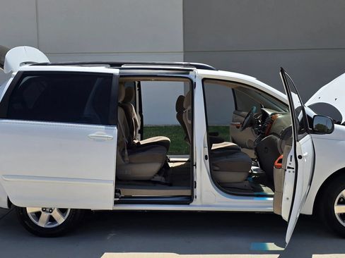 Used 2010 Toyota Sienna LE FWD image 17