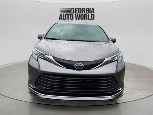 Used 2021 Toyota Sienna XLE FWD image 16