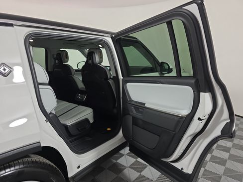 Used 2025 Rivian R1S Adventure AWD/4WD image 19