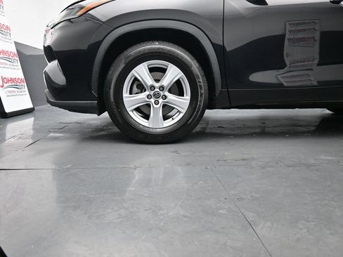 Used 2021 Toyota Highlander L image 16