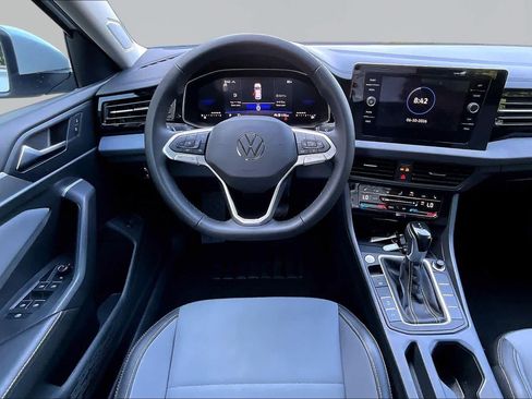 Used 2025 Volkswagen Jetta SE FWD image 6