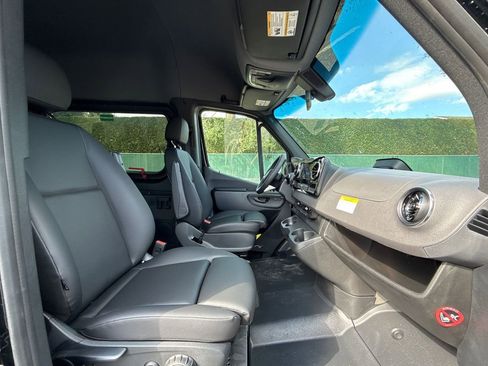 Used 2025 Mercedes-Benz Sprinter 2500 image 21