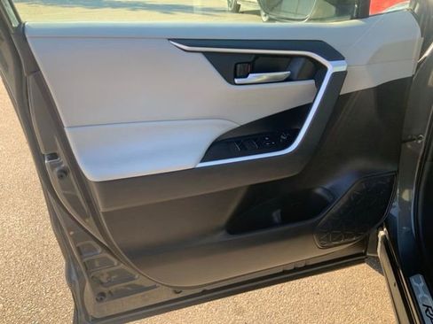 Used 2022 Toyota RAV4 XLE w/ Convenience Package image 10