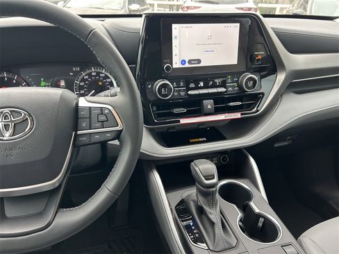 Used 2024 Toyota Highlander LE image 20