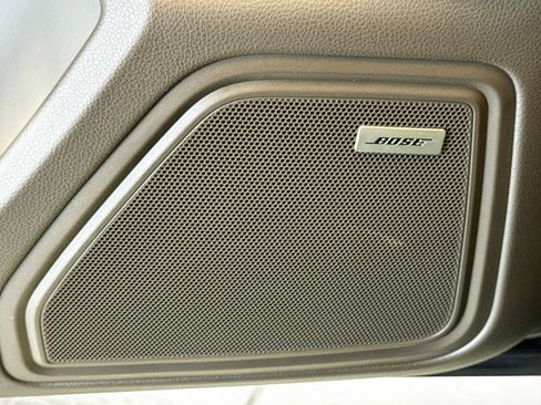 Certified 2025 Porsche Macan image 12