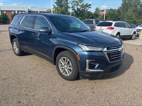 Used 2023 Chevrolet Traverse LT FWD image 2
