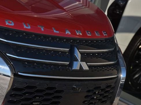 Used 2023 Mitsubishi Outlander AWD image 13