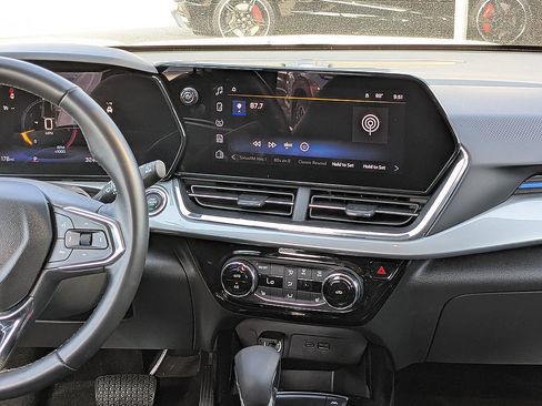 Certified 2025 Chevrolet Trax LT w/ LT Convenience Package FWD image 35