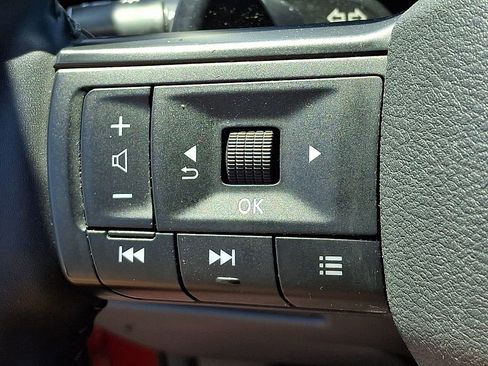 Used 2025 Nissan Rogue SV AWD/4WD image 20