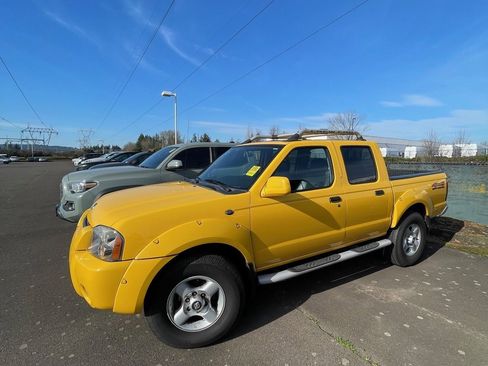 Used 2001 Nissan Frontier SE image 2