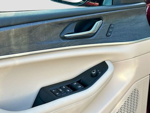 Used 2025 Jeep Grand Cherokee L Limited w/ Black Appearance Package image 18