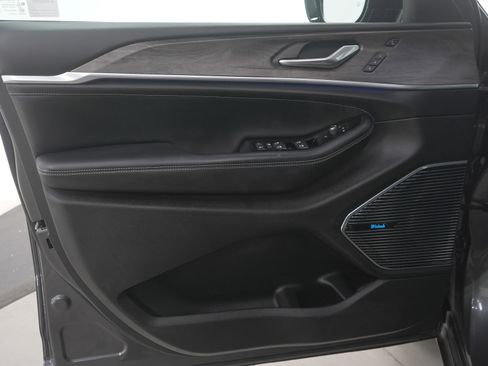 Used 2022 Jeep Grand Cherokee Overland w/ Advanced Protech Group III image 21