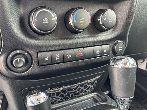 Used 2017 Jeep Wrangler Sahara w/ Connectivity Group AWD/4WD image 30