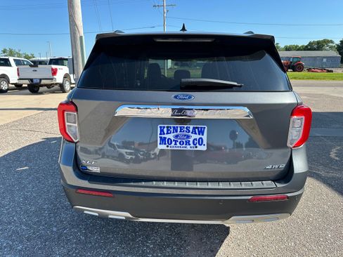 Used 2023 Ford Explorer XLT w/ Equipment Group 202A image 5