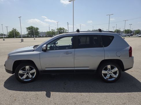 Used 2015 Jeep Compass Latitude FWD image 12