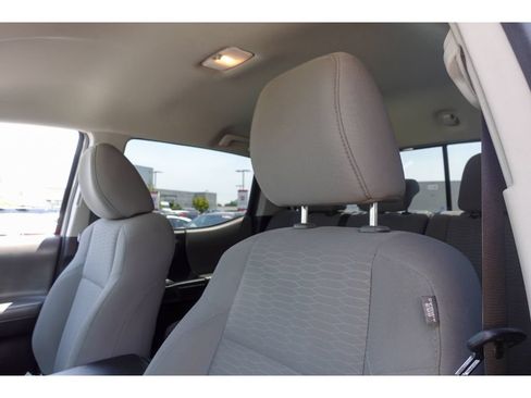 Used 2018 Toyota Tacoma SR5 RWD image 11
