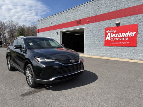 Used 2021 Toyota Venza Limited image 1