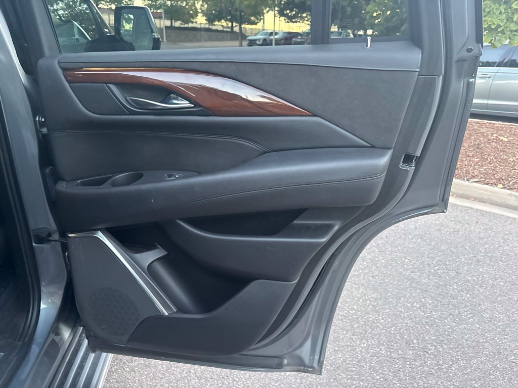 Used 2019 Cadillac Escalade Luxury AWD/4WD image 23