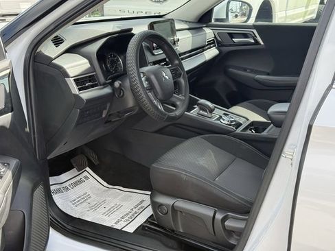 Used 2024 Mitsubishi Outlander ES FWD image 12