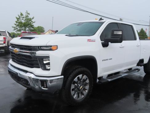 Used 2024 Chevrolet Silverado 2500 LT AWD/4WD image 10
