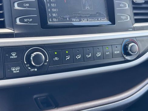 Used 2019 Toyota Highlander LE FWD image 12