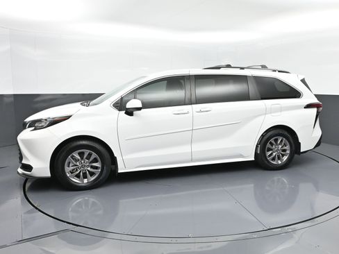 Certified 2022 Toyota Sienna LE image 31
