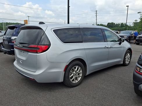 Used 2024 Chrysler Pacifica Touring-L FWD image 2