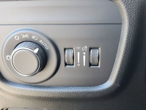 New 2025 Jeep Grand Cherokee Altitude image 21