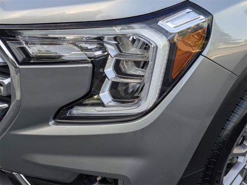 Used 2024 GMC Terrain SLT image 11