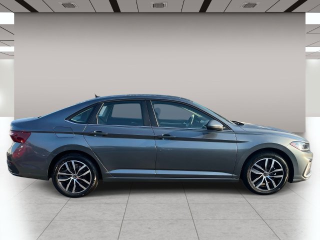 Used 2025 Volkswagen Jetta SE FWD image 2