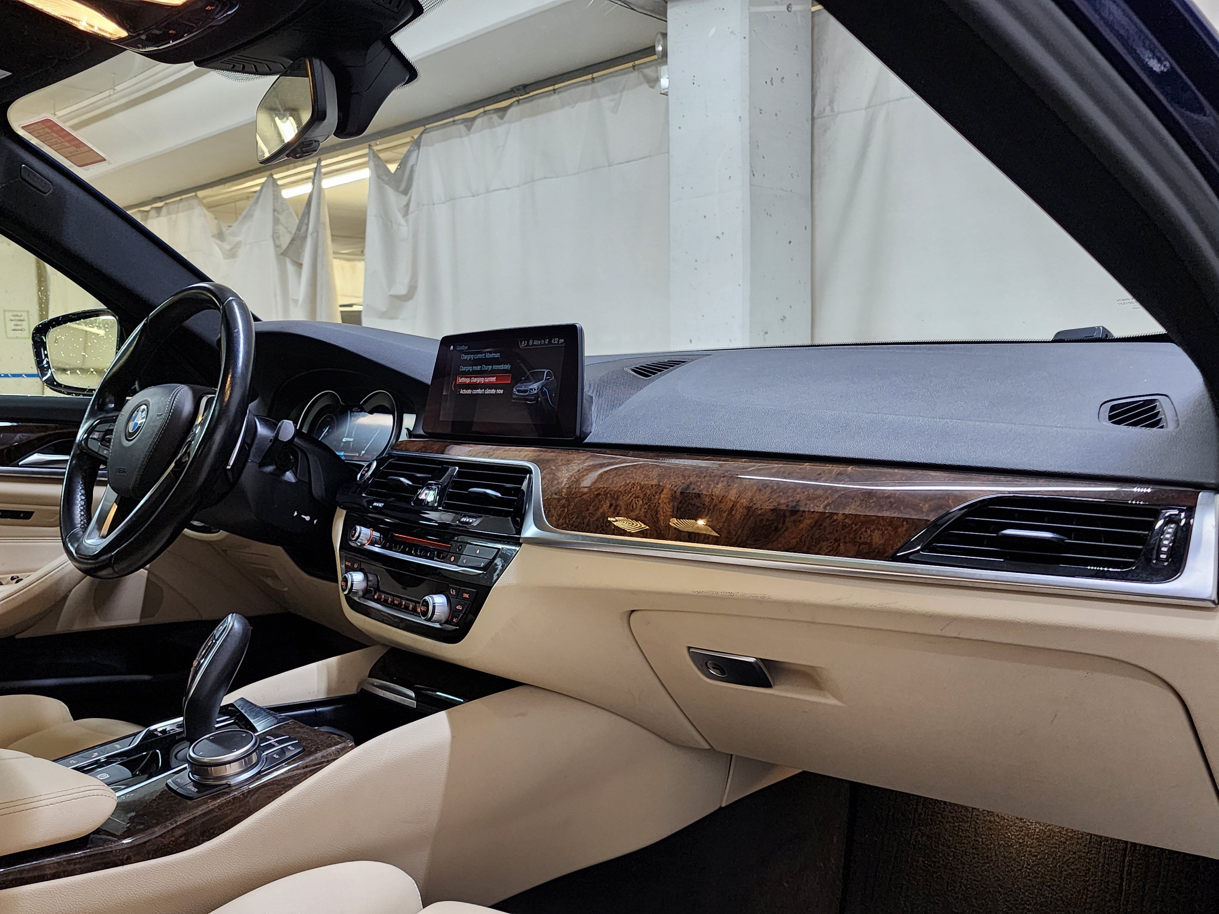 Used 2019 BMW 530e xDrive w/ Premium Package AWD/4WD image 23