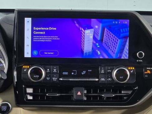 Used 2023 Toyota Highlander XLE image 26