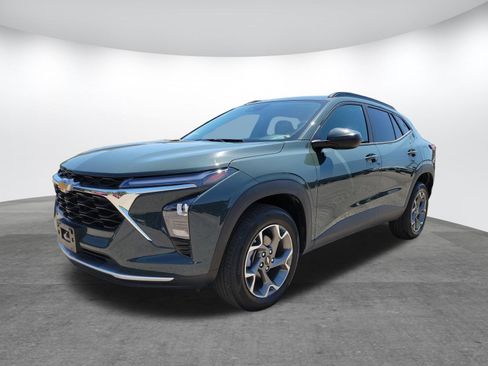 Used 2025 Chevrolet Trax LT FWD image 20
