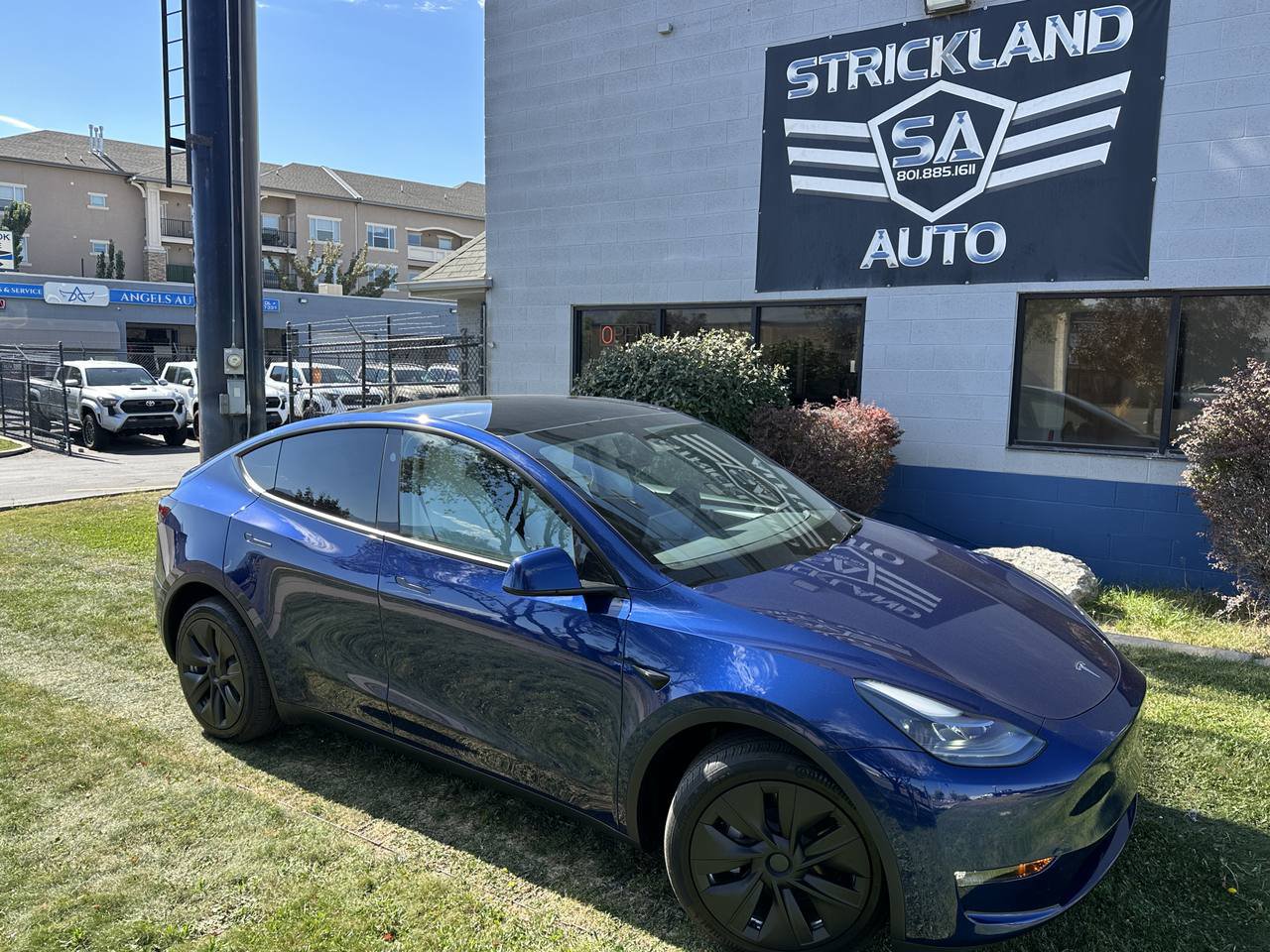Used 2024 Tesla Model Y Long Range AWD/4WD image 2