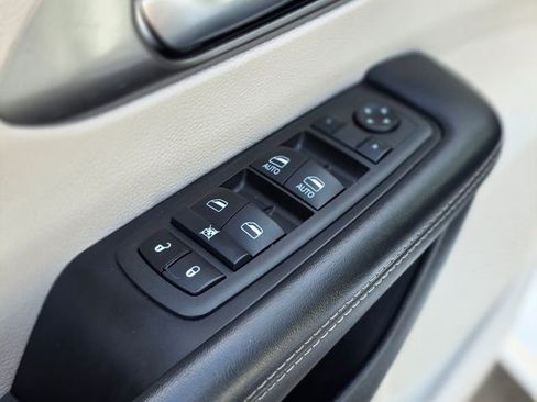 Used 2023 Chrysler Pacifica Touring-L image 25