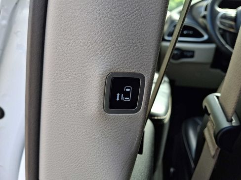 Certified 2023 Chrysler Pacifica Touring-L FWD image 15