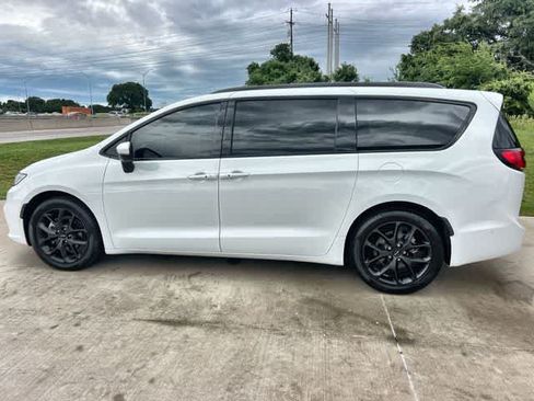 Used 2023 Chrysler Pacifica Touring-L w/ S Appearance Package FWD image 4