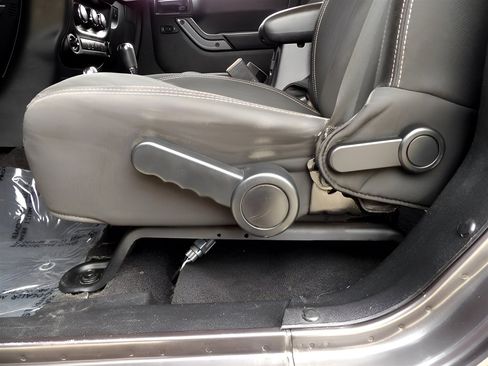 Used 2016 Jeep Wrangler Unlimited Sahara w/ Connectivity Group image 14